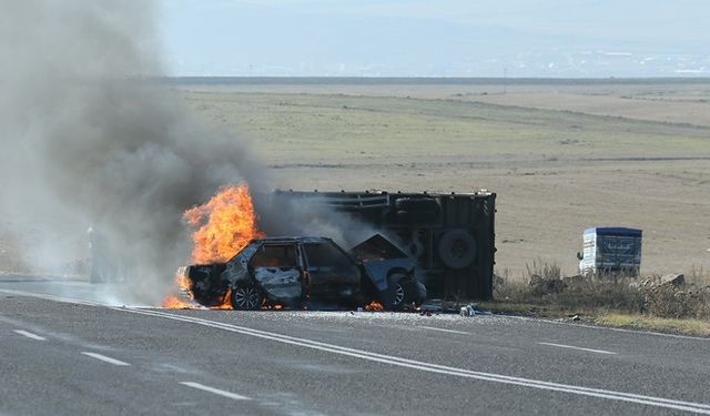 Kars'ta otomobil kamyonetle çarpışıp alev aldı, sürücüyü vatandaşlar kurtardı