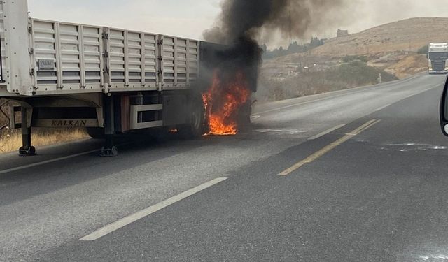 Mardin’de Hareket Halindeki Demir Yüklü Tırın Dorsesinde Yangın Çıktı