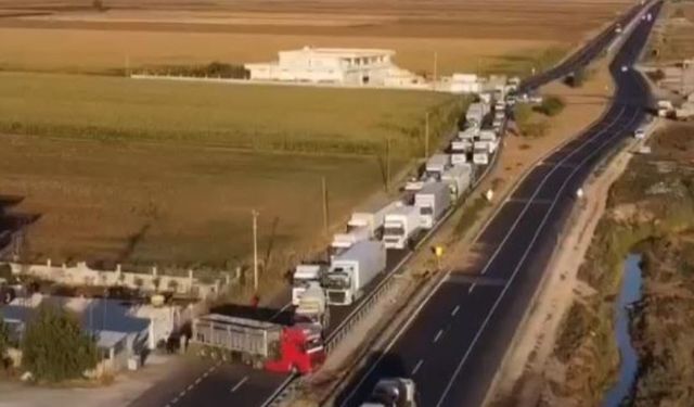 Mardin'de TIR bariyerlere çarptı