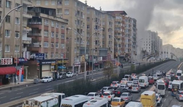 Diyarbakır'da ağır hasarlı bina yıkım sırasında çöktü