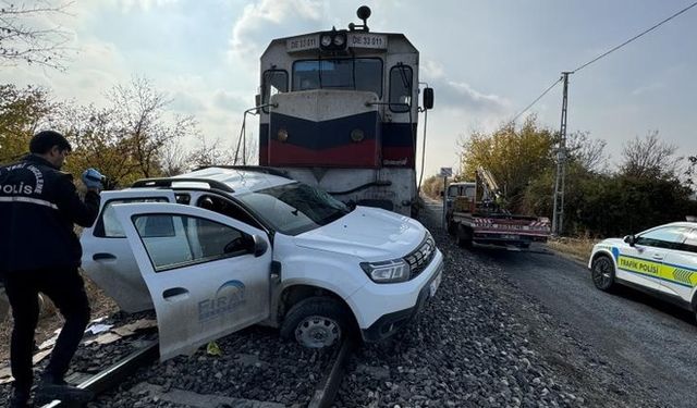 Yük Treni Otomobile Çarptı: 2 Kişi Yaralandı