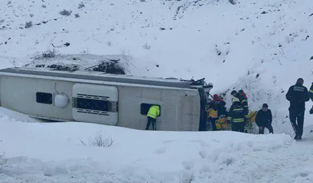 Erzincan'da yolcu otobüsü şarampole devrildi