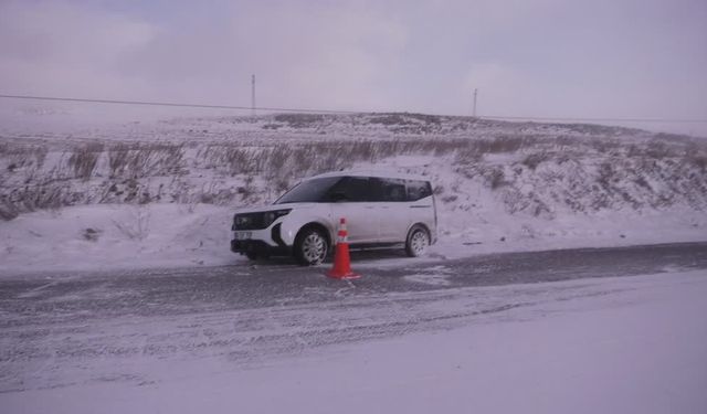 Kars'ta 8 araç zincirleme trafik kazasına karıştı