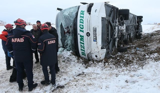 Kars'ta yolcu otobüsü devrildi! Validen açıklama geldi