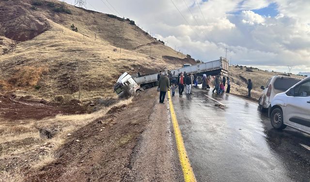 Siirt’te TIR yoldan çıktı, trafik aksadı