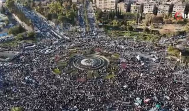 Suriyeliler, cuma namazının ardından Emevi Meydanı'nı doldurdu