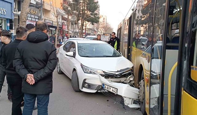 Belediye halk otobüsü ile otomobil çarpıştı