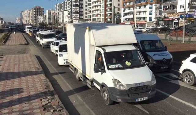 Diyarbakır’da o kavşakta trafik çilesi: Kuyruk yüzlerce metreyi buluyor