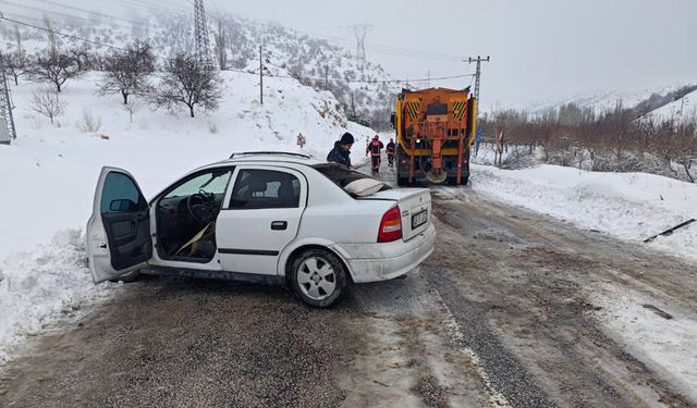 Kar Küreme Aracına Çarpan Otomobilde Bir Kişi Yaşamını Yitirdi