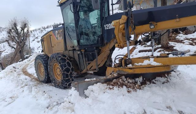 Kar Yağışı Nedeniyle 8 Köy ve 13 Mezranın Yolu Ulaşıma Kapandı