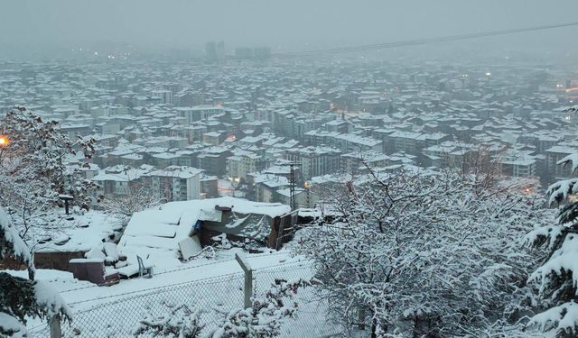 Depremin Yıl Dönümünde İl Beyaza Büründü