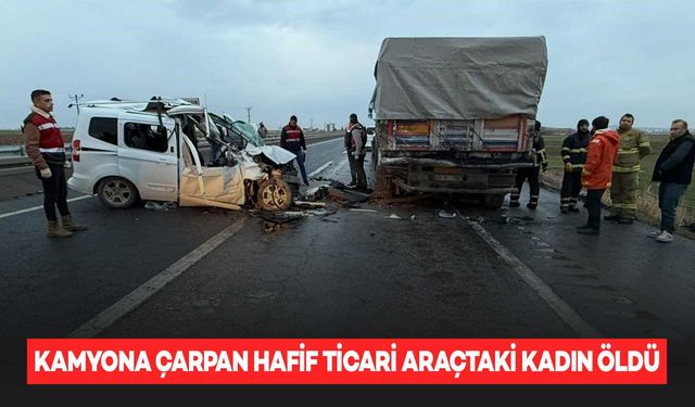 Kamyona arkadan çarpan hafif ticari araçtaki kadın, hayatını kaybetti