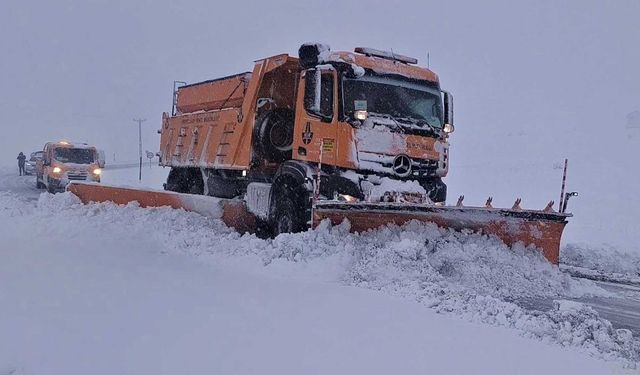 Muş-Diyarbakır karayolu, yoğun kar yağışı nedeniyle ulaşıma kapatıldı