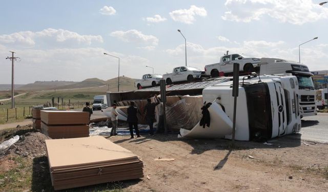 Ahşap Yüklü Tır Devrildi: 1 Yaralı