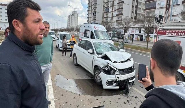 Emniyet Şeridinde Duran Otomobile Arkadan Çarptı