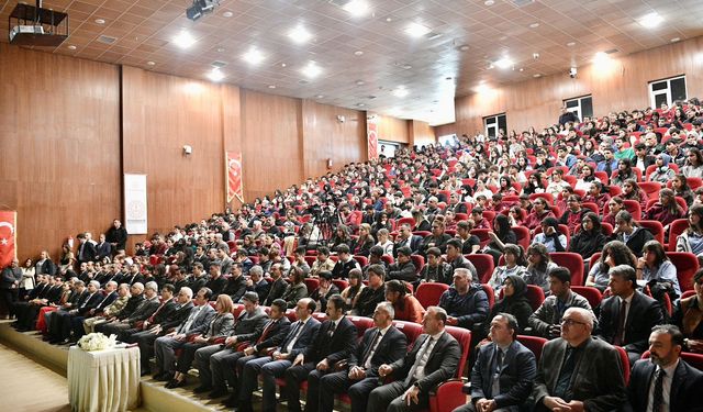 İstiklal Marşı'nın Kabulünün 104. Yılı ve Mehmet Akif Ersoy Anma Töreni Coşkuyla Kutlandı