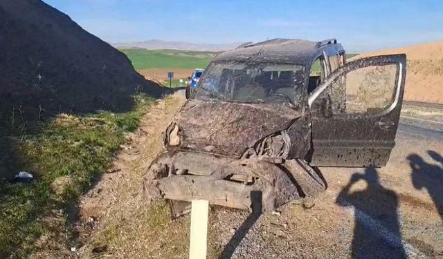 Silvan’da hafif ticari araç takla attı: 2 yaralı
