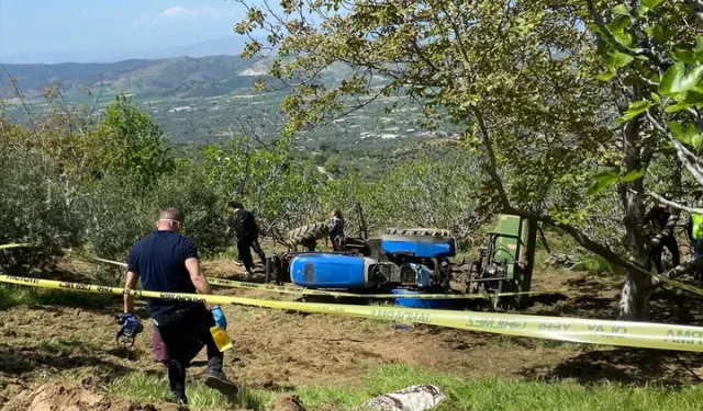 Devrilen traktörün altında kalan sürücü hayatını kaybetti