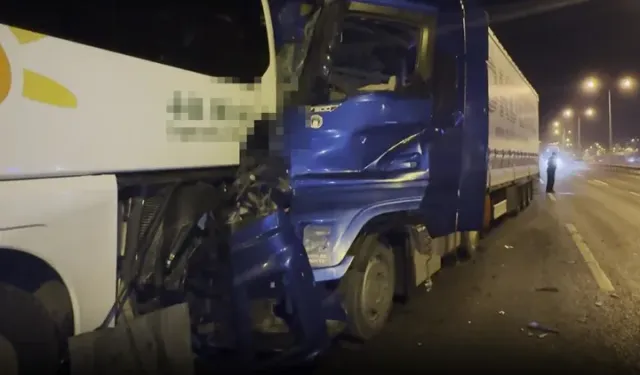 Tır, Tur Otobüsüne Çarptı: 13 Kişi Yaralandı