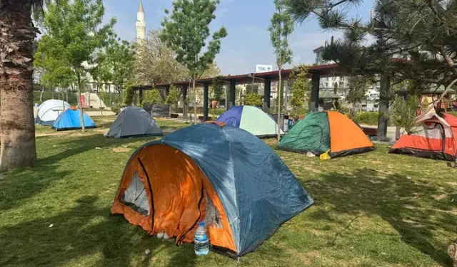 Deprem korkusu yaşayan vatandaşlar parklarda kalmayı sürdürüyor
