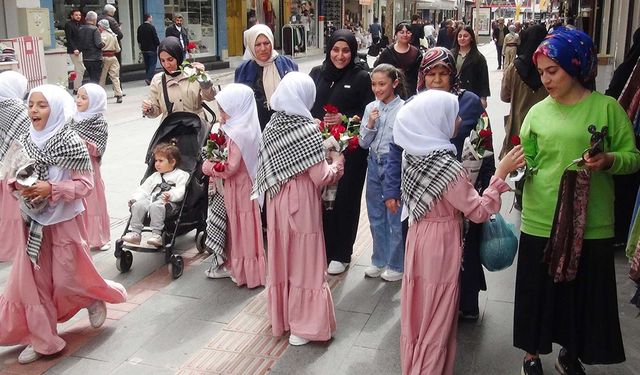 Batman'da Mevlid-i Nebi etkinliği öncesi gül dağıtımıyla davet