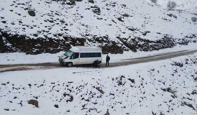 Batman'da Nisan ayında kar yağışı: 60 yerleşim yerinin yolu ulaşıma kapandı