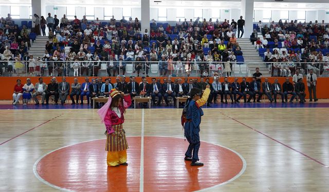 Bismil’de 23 Nisan etkinlikleri, kapalı spor salonunda gerçekleştirildi