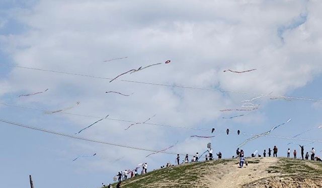 Mahalle Sakinlerinden Çocuklara Uçurtma Şenliği