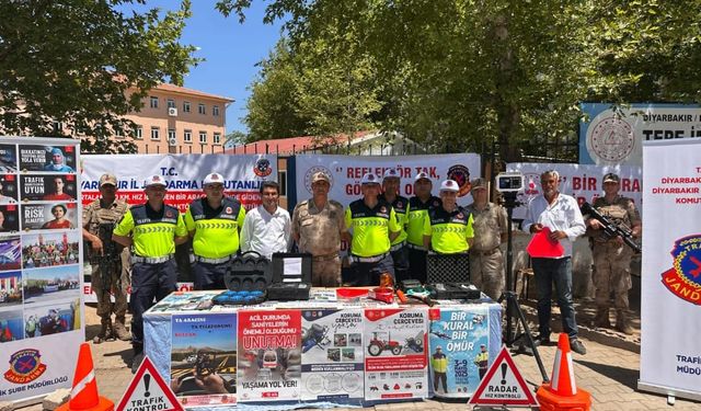 Bismil’de Traktör muayeneleri başladı. Jandarma ücretsiz Reflektör dağıttı