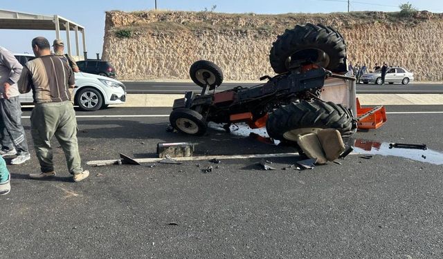 Traktör İle Otomobil Çarpıştı: 3 Yaralı
