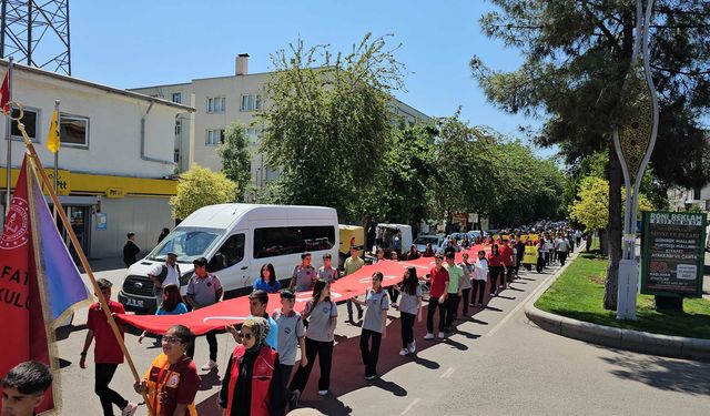 Bismil’de Gençlik Haftası kapsamında kortej yürüyüşü yapıldı