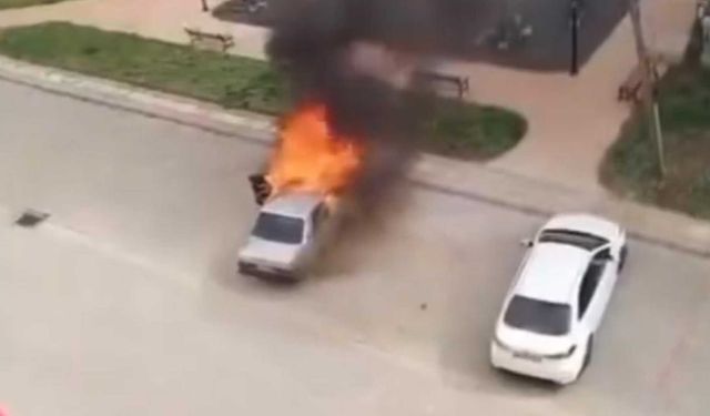Diyarbakır'da park halindeyken yanan otomobil kullanılamaz hale geldi