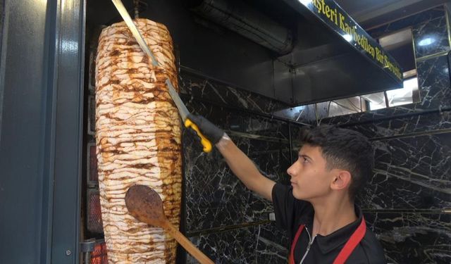 15 Yaşındaki Döner Ustası Babasının Yanında Sıcakta Mesai Yapıyor