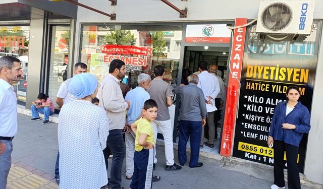 Bayram Arafesinde ilçede Bir Tek Nöbetçi Eczanede sıra yoğunluğu