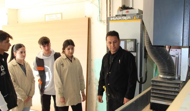 Genç Kızlar Mobilya Sektöründe Geleceklerini Şekillendiriyor
