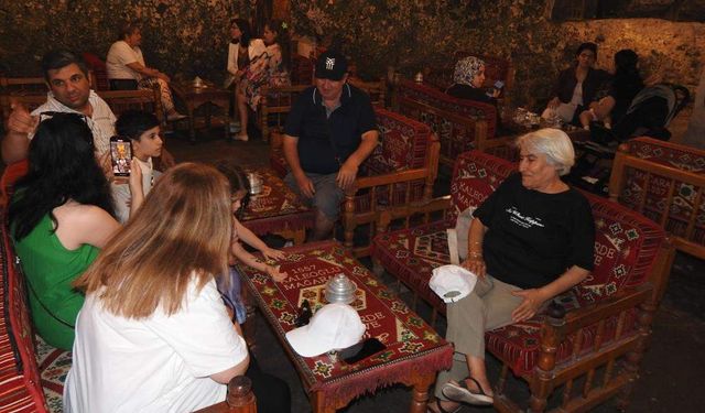40 Derece Sıcakta Vatandaşlar 500 Yıllık Mağarada Serinliyor