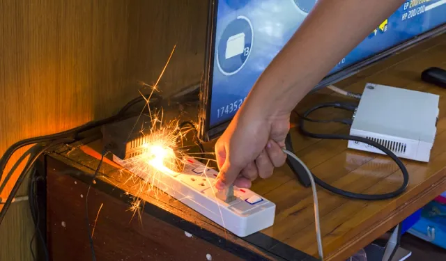 Yaz Aylarında Elektrik Kazalarını Önlemek İçin Bu Cihazları Aynı Anda Kullanmayın!