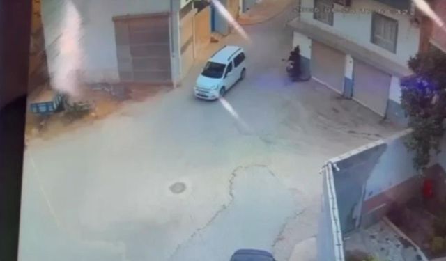 Motosikletli Kadın Sürücü Duvara Çarptı: Kaza Kamerada