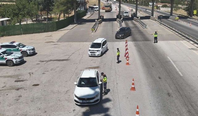 Otoyolda Kural İhlali Yapan 215 Araca Ceza Kesildi