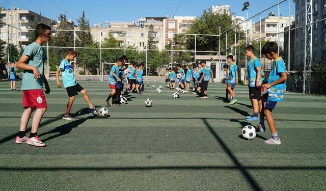 Çocuklar Sahada Parlıyor: Yaz Futbol Kursu İlgi Görüyor