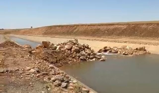 Bismil’de sulama sorunu: Dicle Kralkızı sulama kanalın 99. Km’sine taş dökülerek set oluşturuldu