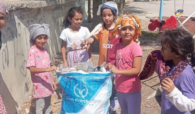 Çocuklar Temizlik Yapıp Hayvanlar İçin Su Kapları Koydu