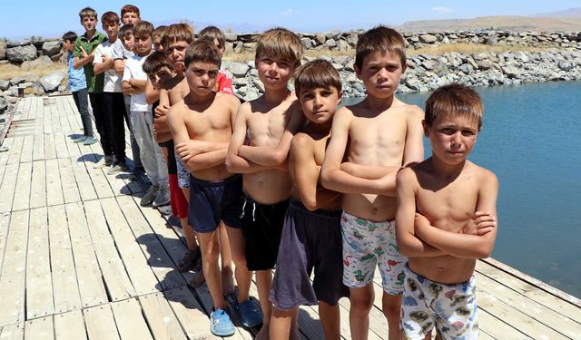 Van Gölü'nde saçları sararan çocuklara sürpriz davet!