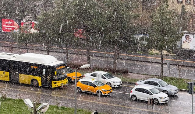 Meteoroloji, Diyarbakır ve 3 ili uyardı: Bu saatlerde kuvvetli yağış var!