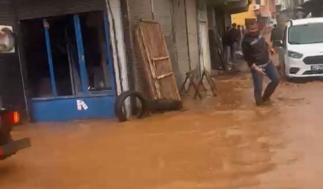 Silvan'da Sağanak Sele Neden Oldu: Araçlar Hasar Gördü