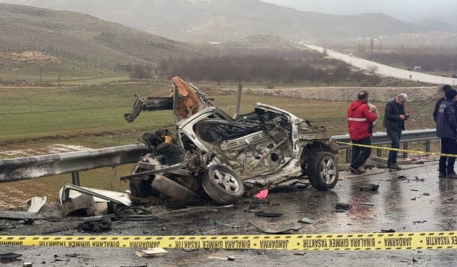 TIR ile çarpışan otomobil hurdaya döndü: 3 ölü, 1 yaralı