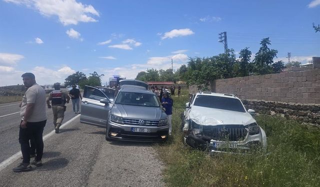 Kilis'te hafif ticari araç ile otomobil çarpıştı; 9 yaralı