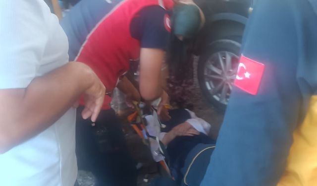 Diyarbakır'da Alt Geçit Duvarına Çarpan Araçta 5 Kişi Yaralandı
