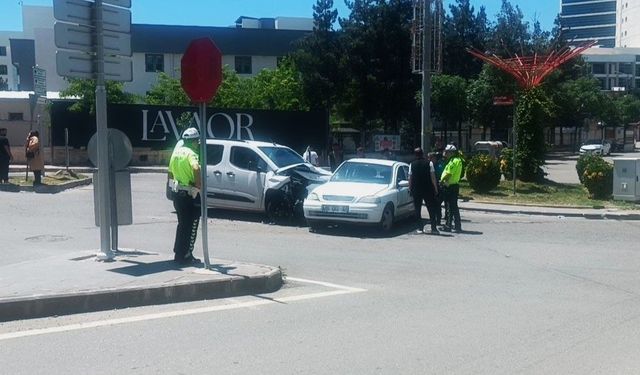 Batman’da İki Araç Çarpıştı; Olayda 3 Kişi Yaralandı