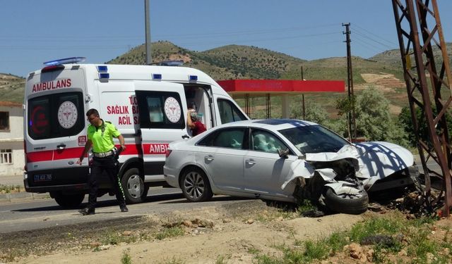 Kontrolden Çıkan Otomobil Elektrik Direğine Çarptı: 2 Yaralı